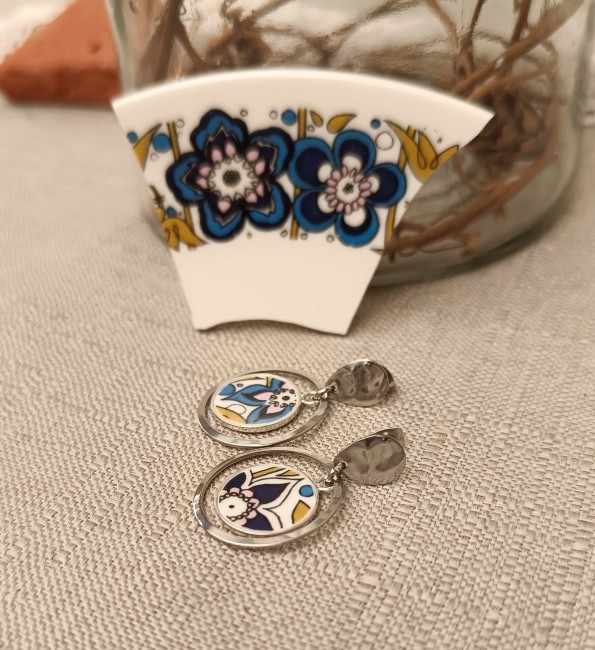 Ces boucles d’oreilles uniques ont été façonnées à partir d’une assiette modèle Nocturne de la maison Royal Tuscan.