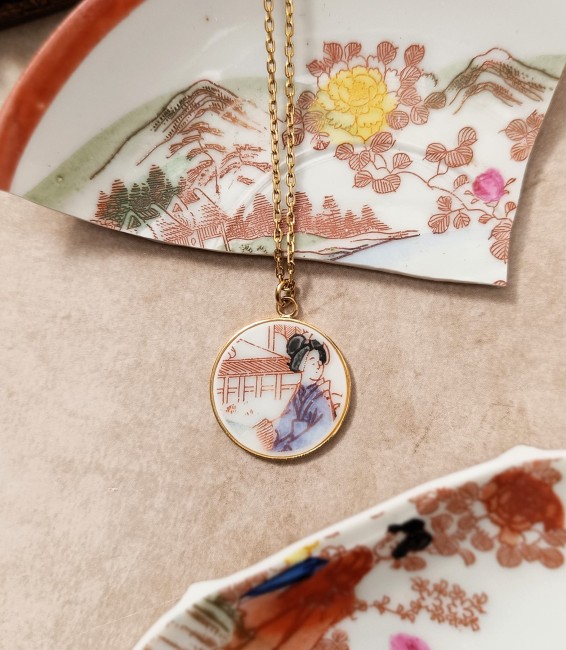 Pendentif Geisha en porcelaine japonaise 22 mm.