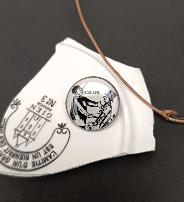 Broche-scénette-fabrication-artisanale-faïence-recyclée Offrez la broche Sonate en faïence de Gien, bijou artisanal français unique et poétique, idéal comme cadeau original.