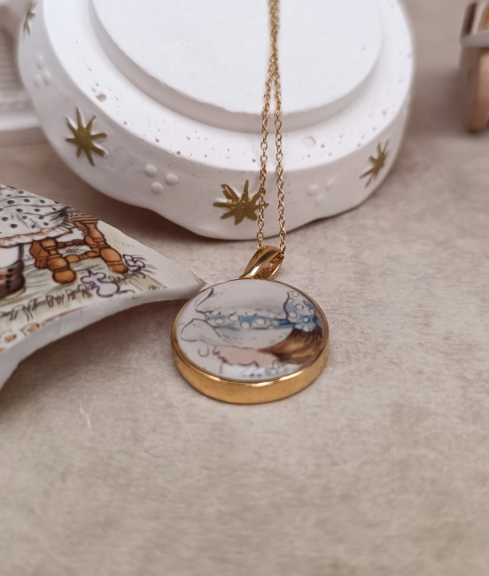 collier-sarah-kay-porcelaine-vintage-profil Collier Les Petits Bonheurs livré dans une boîte cadeau en kraft recyclé, accompagné d’une carte d’identité et d’un parchemin explicatif.