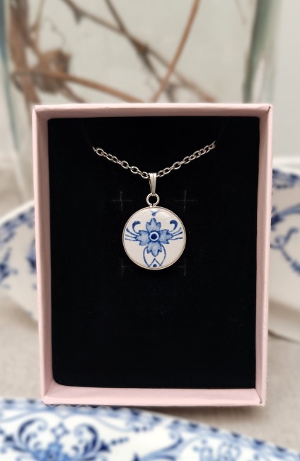 Collier en faïence ancienne présenté dans son écrin, idée cadeau artisanale pour femme et 9 ans de mariage.