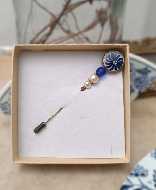 Fibule Bleu Vintage présentée dans son écrin prêt à offrir.