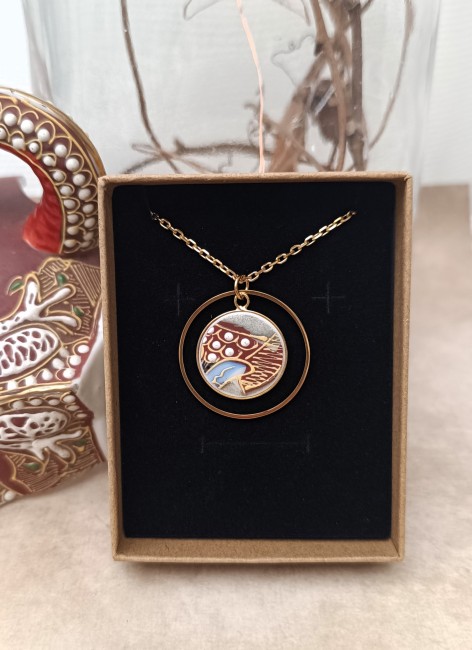 Collier Satsuma dans leur écrin en kraft recyclé, bijou artisanal français en faïence japonaise, parfait pour offrir.