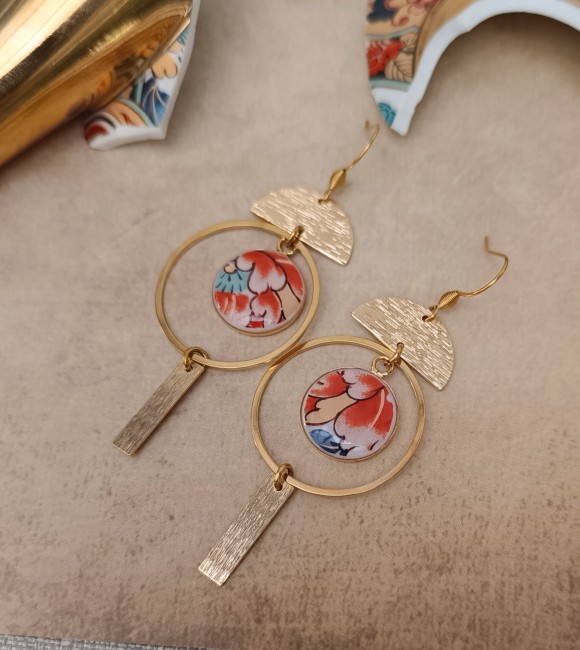 Boucles IMARI réalisées à partir d'une véritable porcelaine japonaise ancienne de 1928 aux motifs floraux et détails dorés.