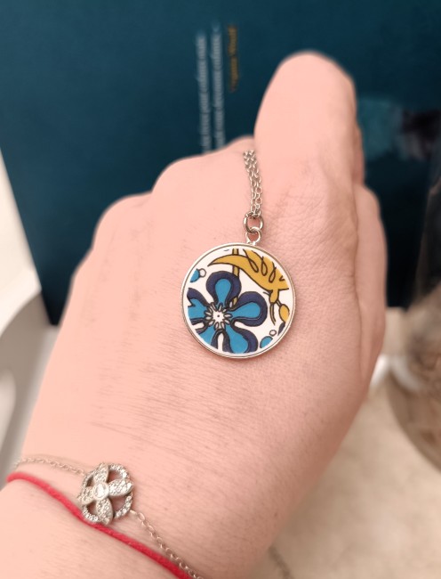 Ce collier unique a été façonné à partir d’une assiette modèle Nocturne de la maison Royal Tuscan.