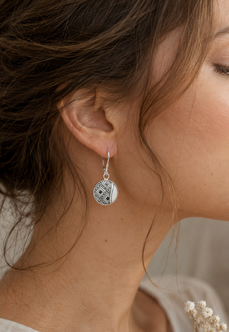 Bijou Sonate – Boucles d’oreilles en faïence Gien ancienne Boucles dormeuses Sonate : création artisanale française à partir d’une assiette ancienne, graphique et élégante, édition limitée.