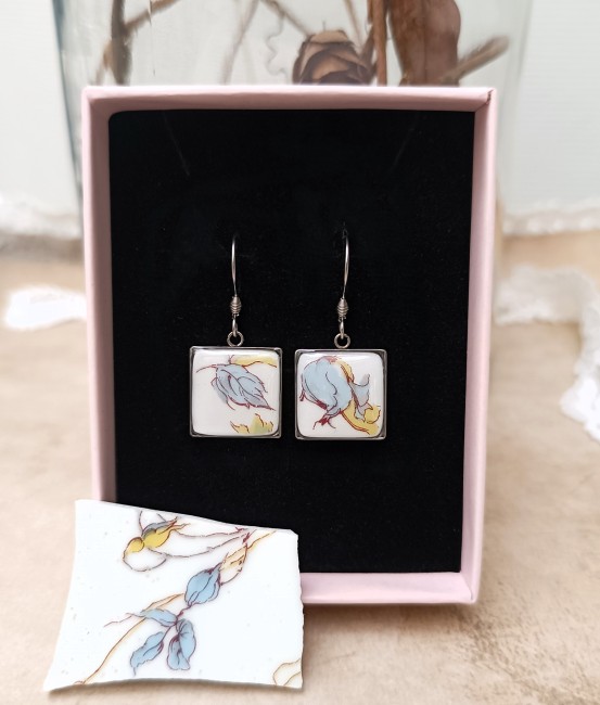 Boucles OPUS en porcelaine recyclée présentées dans leur écrin, pièce unique artisanale et idée cadeau originale.