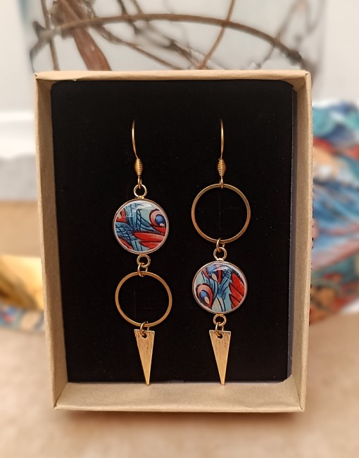 Boucles d'oreilles IMARI présentées dans leur écrin prêt à offrir pour un anniversaire, les noces de porcelaine ou toute autre occasion.
