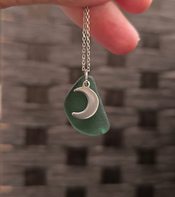 Collier fin et raffiné en acier inoxydable, orné d’un verre de mer bleu authentique et d’une breloque lune. Fait main à Calais.