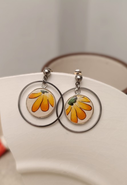 Boucles artisanales Samba en faïence recyclée et plaqué argent aux couleurs solaires.