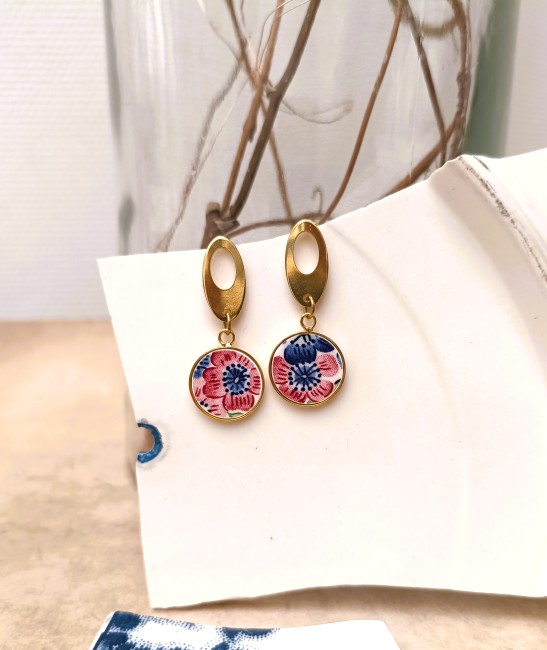 Boucles d’oreilles CHERRY en faïence japonaise recyclée, motif fleurs de cerisier, plaqué or 24 carats, bijou poétique et unique.