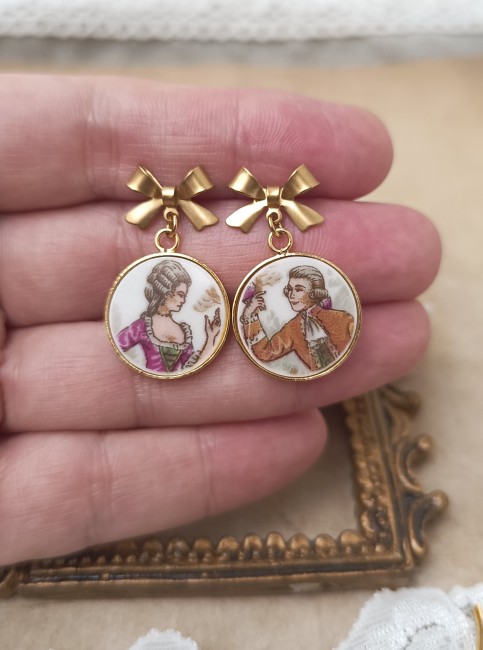 detail-motif-marquise-porcelaine-limoges-boucles-carnet-de-bal