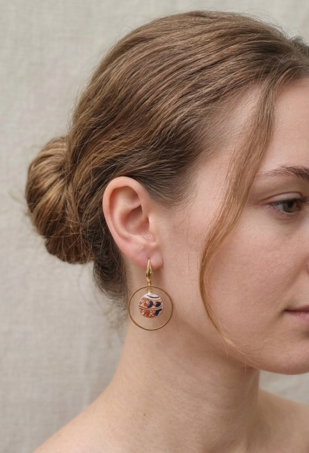 Vue de profil des boucles IMARI – Motifs japonais en porcelaine ancienne