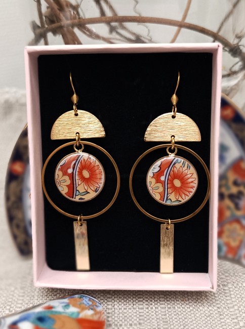 Boucles Imari en porcelaine japonaise ancienne présentées dans leur écrin, pièce unique et idée cadeau artisanale pour femme.