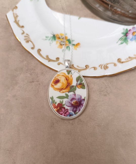 Collier POÉSIE posé, pendentif en porcelaine fine Crown Staffordshire recyclée, création artisanale française unique et éco-responsable