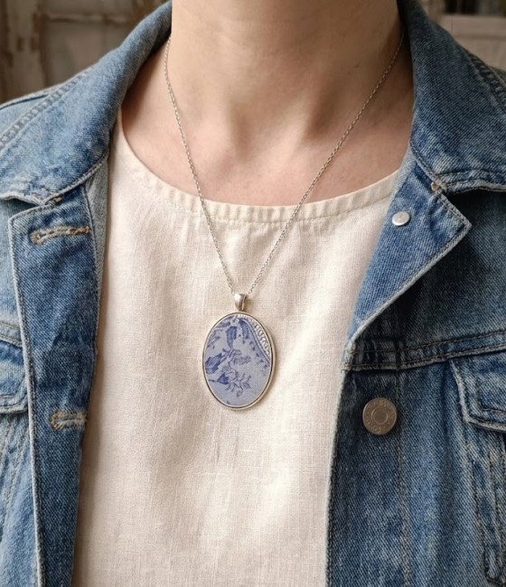 collier bleu vintage en vaisselle recyclée porté Boîte kraft recyclée, carte d’identité du modèle et parchemin explicatif. Présentation soignée pour un bijou unique et éco-responsable.