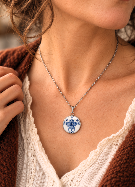 Collier en faïence ancienne porté, bijou bleu et argenté très léger façonné artisanalement à Calais.