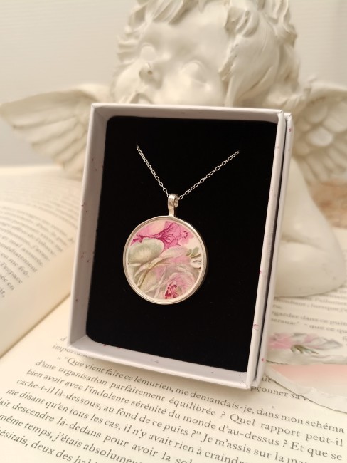 Collier Victoria Rose – Faïence ancienne & argent – Bijou artisanal français Bijou artisanal issu de vaisselle ancienne. Parfait pour offrir un cadeau unique plein d’histoire.