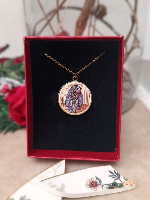 Le collier À la Volette présenté dans son écrin, prêt à offrir. Bijou unique en porcelaine ancienne transformée.