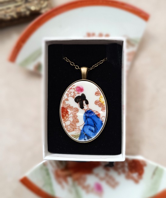 Sautoir GEISHA présenté dans son écrin, bijou en porcelaine japonaise prêt à offrir.