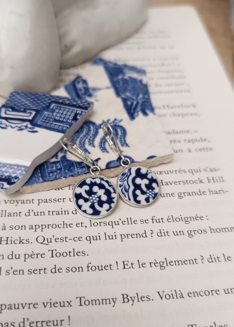 Boucles d’oreilles Blue Willow  en porcelaine, décor bleu et blanc, bijou poétique façonné à la main à Calais.
