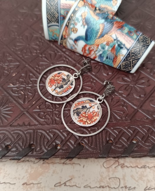 Vue de profil des boucles IMARI – Motifs japonais en porcelaine ancienne