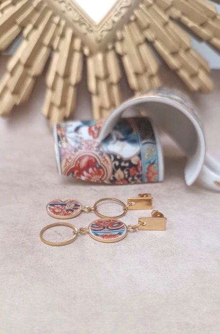 Boucles d’oreilles IRAMI en porcelaine japonaise de 1928, fragments d’une sous-tasse ancienne, bijou unique façonné à la main à Calais.