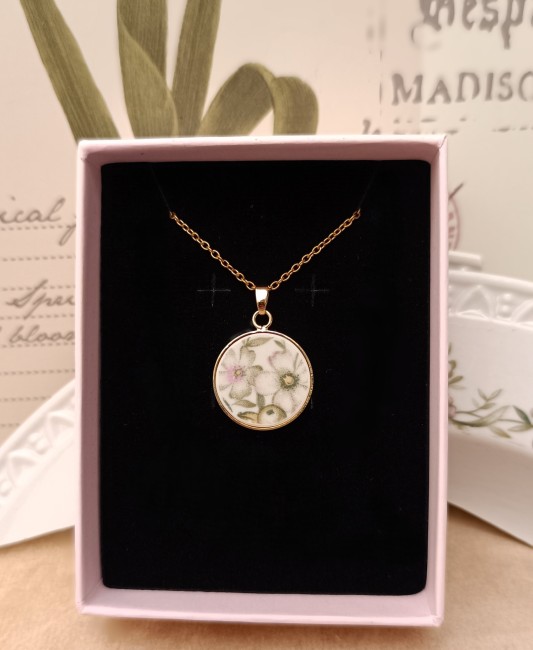 Collier Trianon présenté dans son écrin, prêt à offrir pour un anniversaire, les noces de porcelaine ou toute autre occasion.