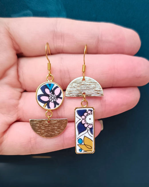 Ces boucles d’oreilles uniques ont été façonnées à partir d’une assiette modèle Nocturne de la maison Royal Tuscan.