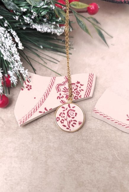 Collier SIROPI vu de profil, montrant la finesse et la légèreté du pendentif en porcelaine anglaise Johnson Bros motif Coaching.