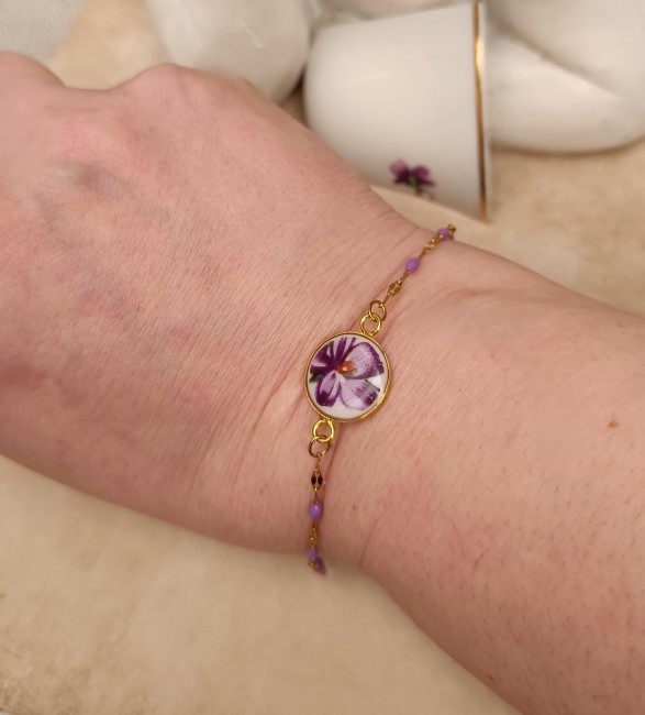 Bracelet en porcelaine de Limoges porté, création artisanale française unique et poétique.