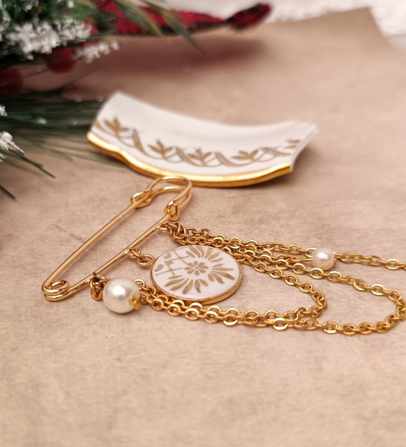 broche-celeste-porcelaine-limoges-blanc-or-fond-clair