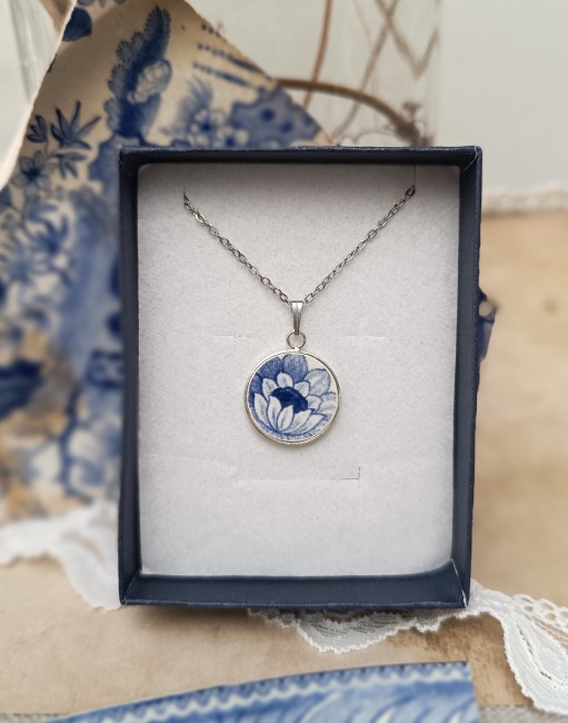 Collier Bleu Vintage présenté dans son écrin, pièce unique artisanale prête à offrir pour un anniversaire ou les noces de porcelaine.