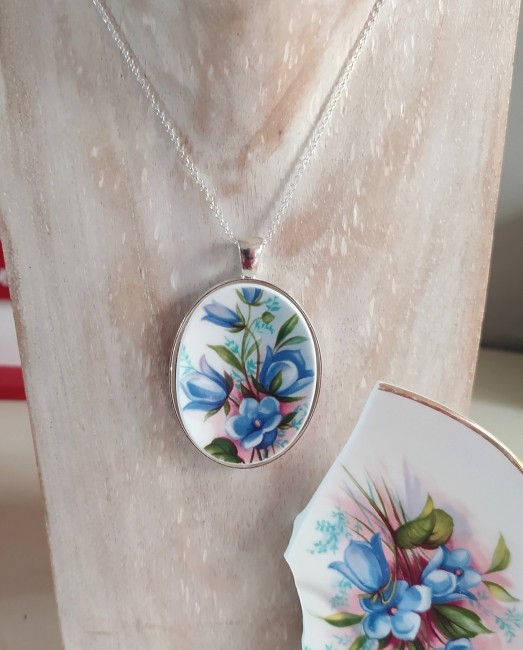 Collier Royal Tara porté, montrant le motif fleuri en porcelaine irlandaise, création artisanale française faite main à Calais.