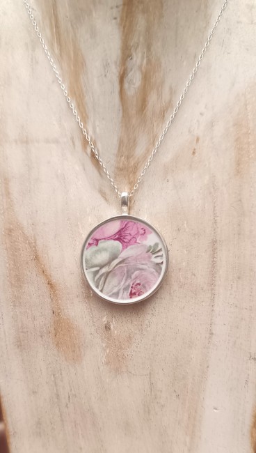 Collier pendentif rond en argent vue de dos - modèle Victoria rose en faïence Collier Victoria Rose vu de dos – Faïence ancienne & argent – Bijou artisanal français