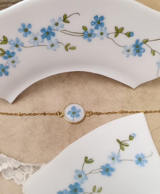 Bracelet Myosotis vu en angle, fragment d’assiette Arcopal transformé.