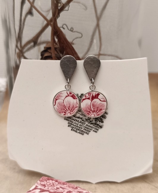 Boucles d’oreilles Siropi en porcelaine, posées délicatement, bijou artisanal français upcyclé et unique.
