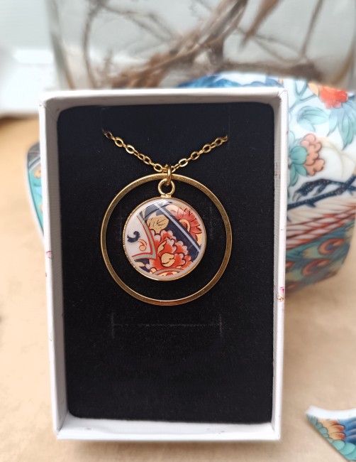 collier IMARI, avec anneau, fin et léger à porter, pendentif en porcelaine Collier Imari en porcelaine japonaise ancienne recyclée. Création artisanale française plaquée or, idéale pour un cadeau ou les noces de porcelaine.