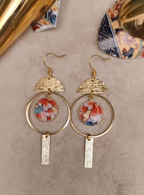 Boucles IMARI réalisées à partir d'une véritable porcelaine japonaise ancienne de 1928 aux motifs floraux et détails dorés.