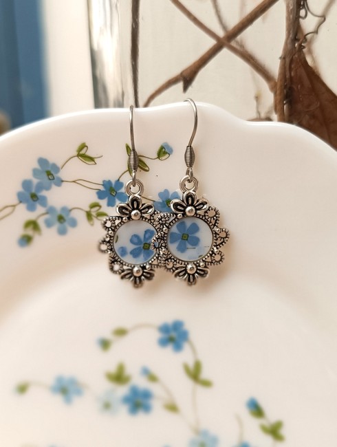 Boucles d'oreilles Myosotis réalisées à partir d'une assiette Arcopal recyclée au célèbre décor de petites fleurs bleues.