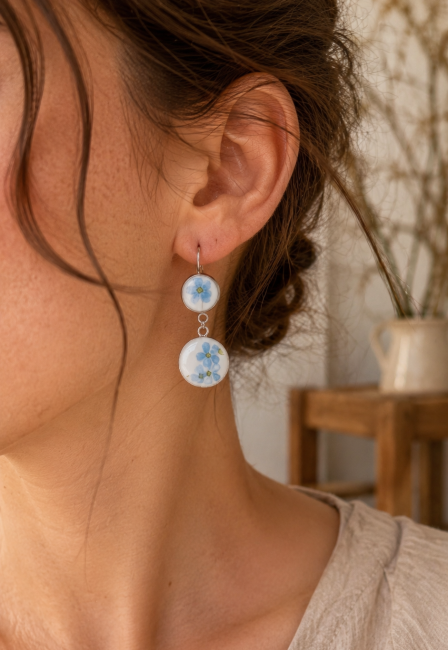 Boucles Myosotis double cabochon portées, bijou fleuri en verre opalin.