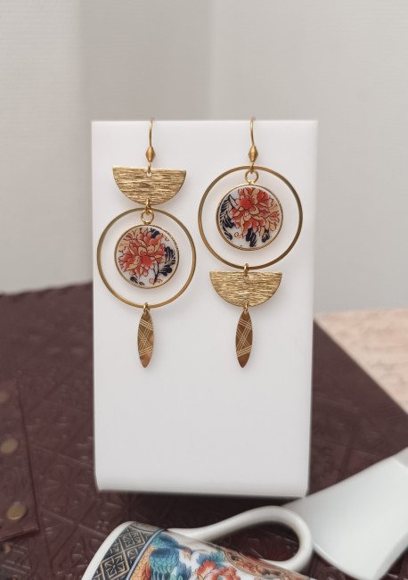 Boucles d'oreilles IMARI – Porcelaine japonaise ancienne – Création artisanale française - cadeau original Boucles IMARI posées sur un fond clair, montrant la délicatesse des fragments de porcelaine japonaise ancienne transformés en bijou contemporain.