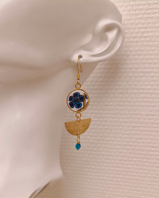 Ces boucles d’oreilles uniques ont été façonnées à partir d’une assiette modèle Nocturne de la maison Royal Tuscan.