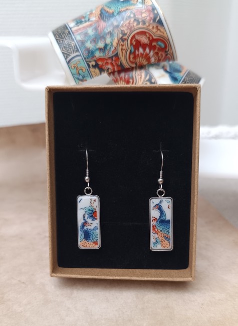 Boucles IRAMI dans leur écrin, un cadeau original et qui a dus sens, créées à partir de porcelaine d’Irami ancienne, montées sur supports ACIER INOXYDABLE