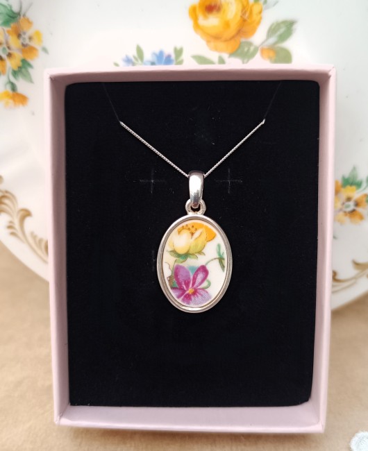 Collier POÉSIE posé, pendentif en porcelaine fine Crown Staffordshire recyclée, création artisanale française unique et éco-responsable