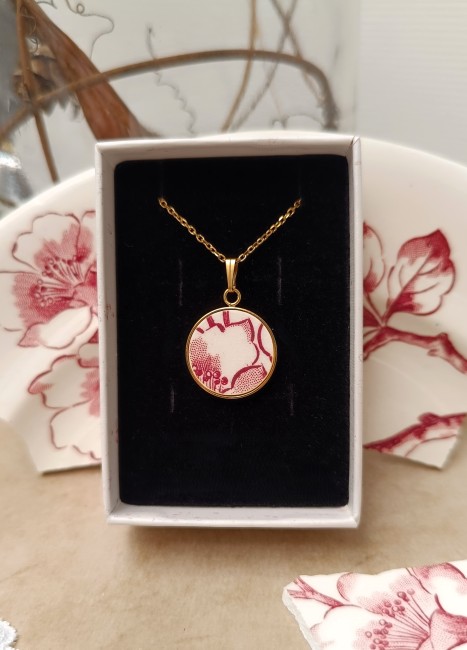 Collier personnalisé présenté dans son écrin, bijou en porcelaine familiale prêt à offrir.