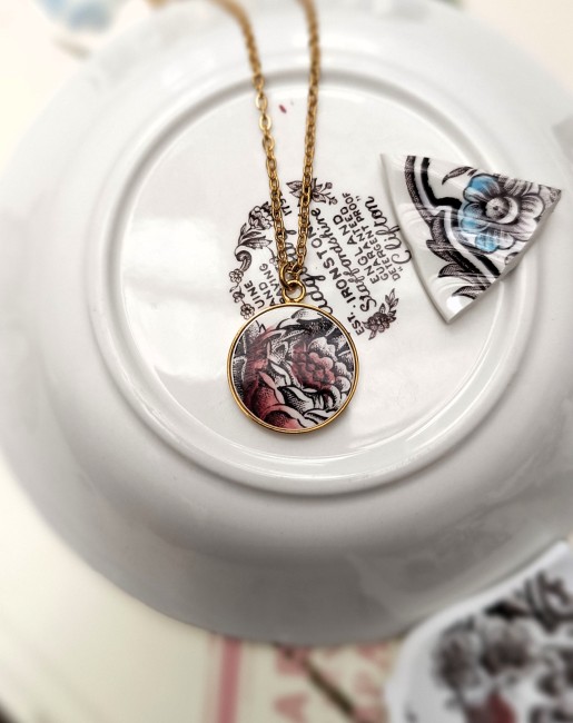 collier-divine-detail-petales-bordeaux