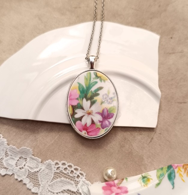 Collier POÉSIE en porcelaine Crown Staffordshire, pendentif 30 x 40 mm aux roses jaunes, bijou artisanal.
