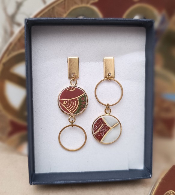 Boucles d’oreilles SATSUMA en porcelaine japonaise ancienne dans leur écrin, réalisées à la main à Calais. Bijou unique, poétique et chargé d’histoire.