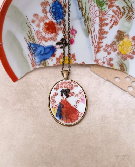 Sautoir GEISHA en porcelaine japonaise ancienne, posé délicatement, bijou artisanal français upcyclé et unique, création poétique et raffinée.